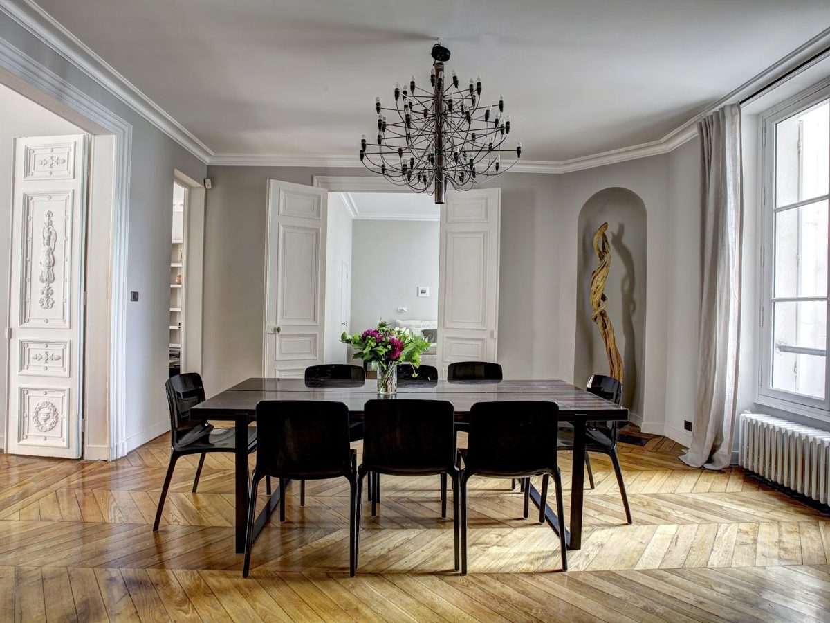 Intérieur parisien mis en valeur avant une vente